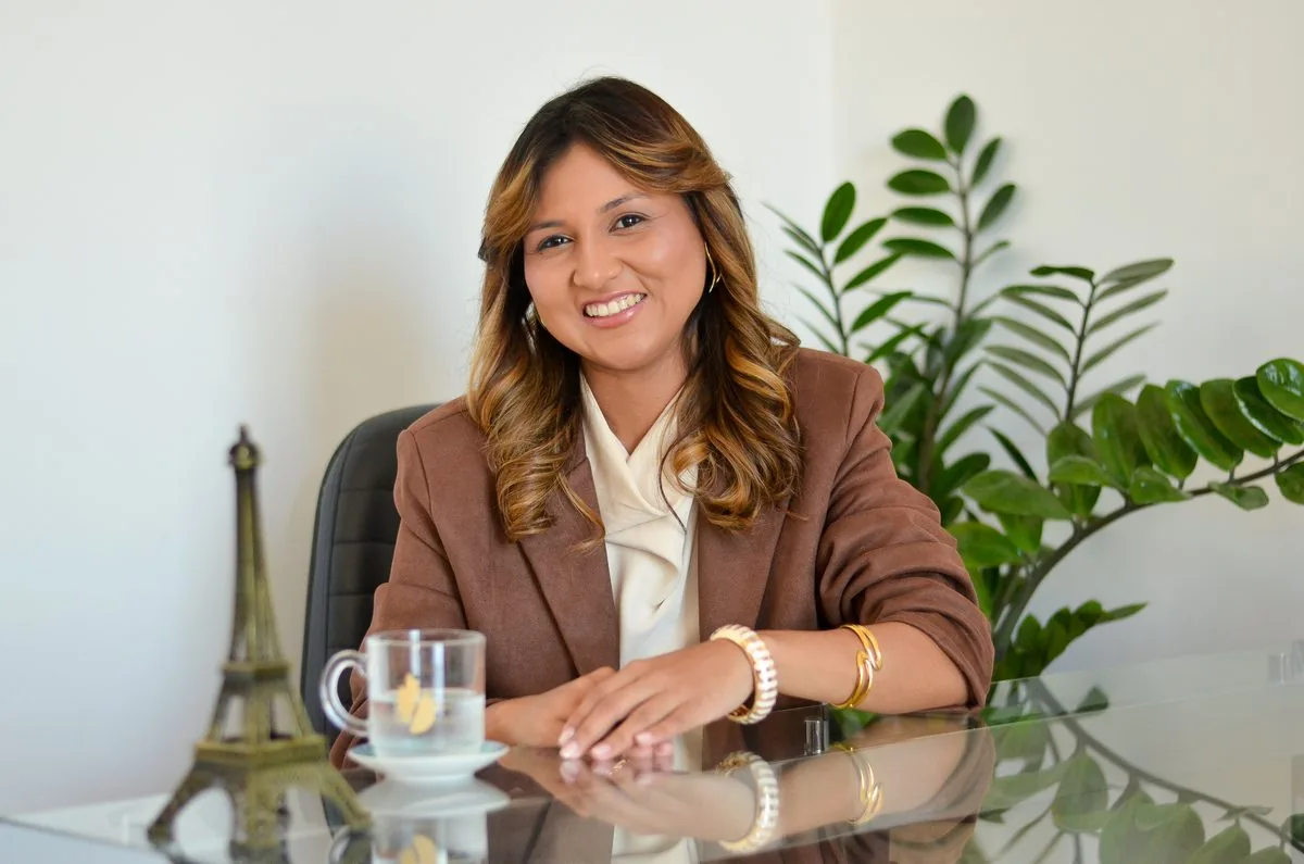 Retrato de Claudimara Alves sorrindo no consultório
